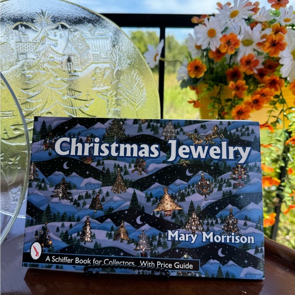 Collectible Christmas Jewelry Guide Book + Trays - Picture 10 of 11
